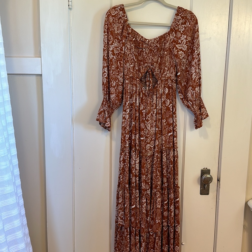 NWT ✨Dress with cutout - Size S